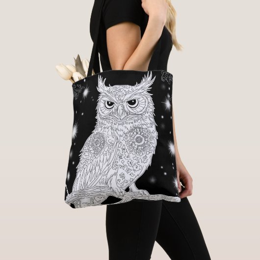 Eule auf Ast unter magischem Sternenhimmel Tote Bag (Dichtbij)