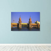 Europa, Duitsland, Berlijn. Kreuzberg, Oberbaum Canvas Afdruk (Insitu (Houten vloer))