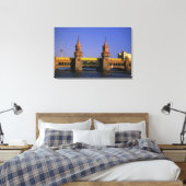 Europa, Duitsland, Berlijn. Kreuzberg, Oberbaum Canvas Afdruk (Insitu (Slaapkamer))