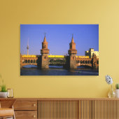 Europa, Duitsland, Berlijn. Kreuzberg, Oberbaum Canvas Afdruk (Insitu (Woonkamer))
