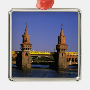 Europa, Duitsland, Berlijn. Kreuzberg, Oberbaum Metalen Ornament