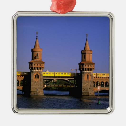 Europa, Duitsland, Berlijn. Kreuzberg, Oberbaum Metalen Ornament (Voorkant)