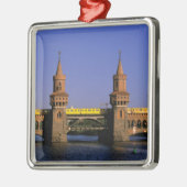 Europa, Duitsland, Berlijn. Kreuzberg, Oberbaum Metalen Ornament (Links)