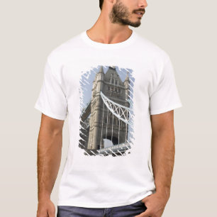 Europa, Engeland, Londen. Tower Bridge over de T-shirt
