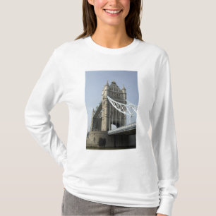 Europa, Engeland, Londen. Tower Bridge over de T-shirt