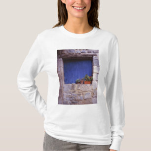 Europa, Frankrijk, Cereste. Een blauwe deur voegt T-shirt