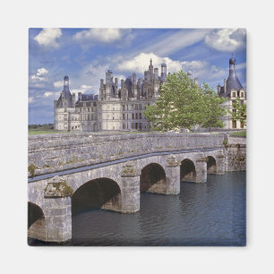 Europa, Frankrijk, Chambord. Een stenen brug leidt Magneet