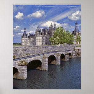Europa, Frankrijk, Chambord. Een stenen brug leidt Poster