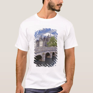 Europa, Frankrijk, Chambord. Een stenen brug leidt T-shirt