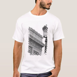 Europa, Frankrijk, Parijs. Arc de Triomphe en T-shirt