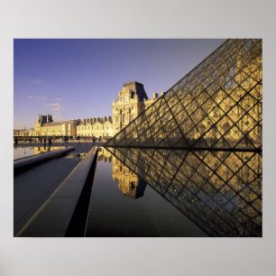 Europa, Frankrijk, Parijs. De Louvre en glas Poster
