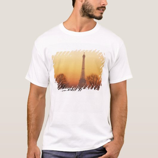 Europa, Frankrijk, Parijs. Eiffeltoren (middelgroo T-shirt (Voorkant)