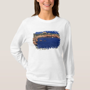 Europa, Frankrijk, Theoule-sur-Mer. Een dak met pa T-shirt