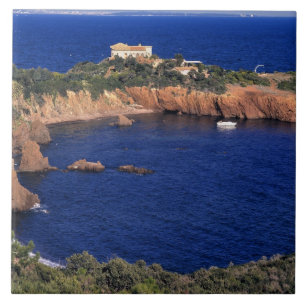 Europa, Frankrijk, Theoule-sur-Mer. Een dak met pa Tegeltje