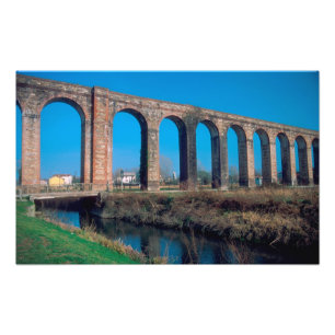 Europa, Italië. Aquaduct bij Lucca. Foto Afdruk