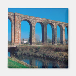 Europa, Italië. Aquaduct bij Lucca. Magneet