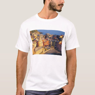 Europa, Italië, Cinque Terre. dorp Vernazza T-shirt