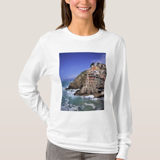Europa, Italië, Riomaggiore. Riomaggiore is gebouw T-shirt (Voorkant)