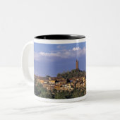 Europa, Italië, San Miniato. Onder een brede, Tweekleurige Koffiemok (Voorkant links)