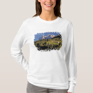 Europa, Italië, San Pietro. De Odle-groep lijkt T-shirt
