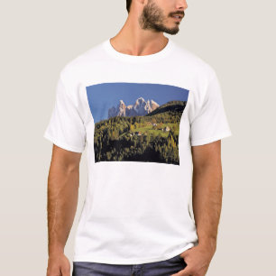 Europa, Italië, San Pietro. De Odle-groep lijkt T-shirt