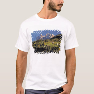 Europa, Italië, San Pietro. De Odle-groep lijkt T-shirt