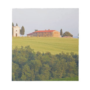 Europa; Italië; Toscane, Kapel op de heuvel Notitieblok