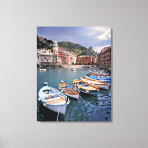 Europa, Italië, Vernazza. Felgekleurde boten Canvas Afdruk