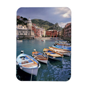 Europa, Italië, Vernazza. Felgekleurde boten Magneet