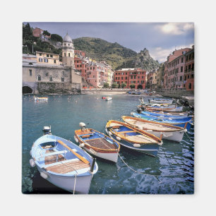 Europa, Italië, Vernazza. Felgekleurde boten Magneet