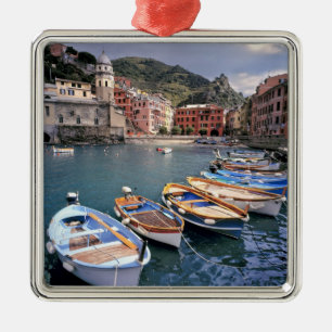 Europa, Italië, Vernazza. Felgekleurde boten Metalen Ornament