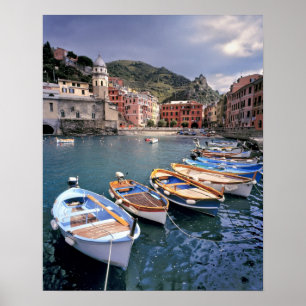 Europa, Italië, Vernazza. Felgekleurde boten Poster