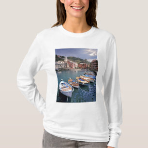 Europa, Italië, Vernazza. Felgekleurde boten T-shirt
