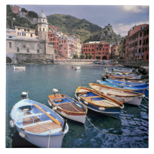 Europa, Italië, Vernazza. Felgekleurde boten Tegeltje