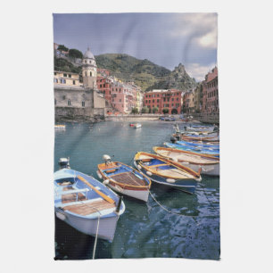 Europa, Italië, Vernazza. Felgekleurde boten Theedoek