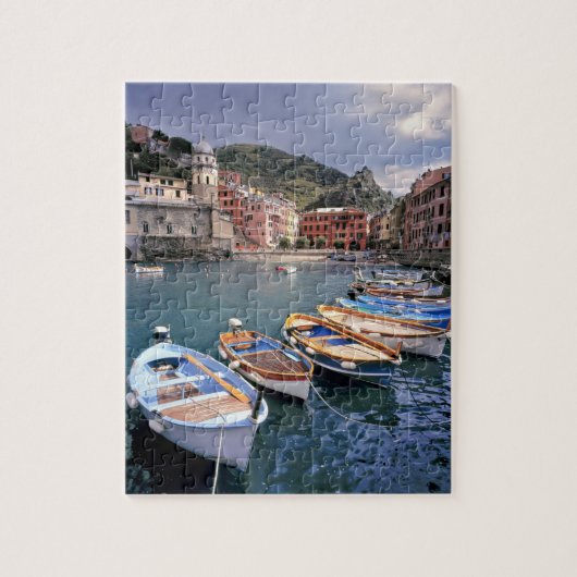 Europa, Italië, Vernazza. Heldergeverfde boten Legpuzzel (Verticaal)
