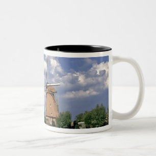 Europa, Nederland, Kinerdijk. Een windmolen staat Tweekleurige Koffiemok