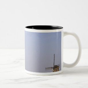 Europa, Nederland, Zuid Holland, Kinderdijk. Tweekleurige Koffiemok