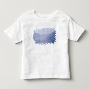 Europa, Noorwegen. Verticale wanden weerspiegeld i Kinder Shirts