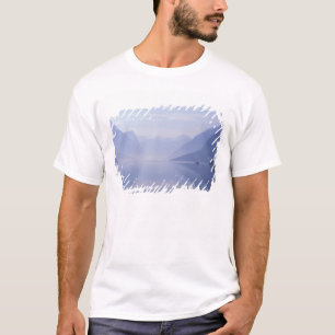 Europa, Noorwegen. Verticale wanden weerspiegeld i T-shirt