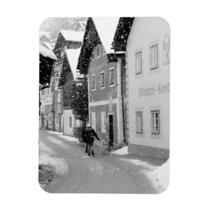 Europa, Oostenrijk, Hallstat. Besneeuwde straat Magneet