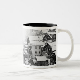 Europa, Oostenrijk, Hallstat. Gezicht op de stad i Tweekleurige Koffiemok
