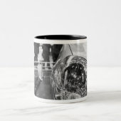 Europa, Zwitserland, Genève. Genève Motor Show; 2 Tweekleurige Koffiemok (Center)