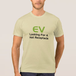 EV die op zoek is naar een hete recipiënt T-shirt