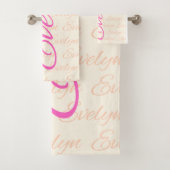 Evelyn Repeating Name Pattern Bad Handdoek (Insitu)