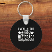 Even In The Chaos His Grace Still Finds Me Christi Sleutelhanger (Voorkant)
