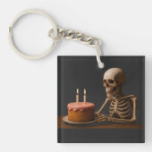 Even Skeletons Deserve a Birthday Slice Sleutelhanger (voorkant)