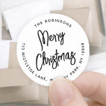 Eventuele tekst geborsteld script Retouradres Kers Ronde Sticker<br><div class="desc">Voeg een stijlvolle finishing touch toe aan de enveloppen van de vakantiekaart met chique Merry Christmas-retouradres-envelopzegels. Alle bewoordingen van deze sjabloon zijn eenvoudig aan te passen of te verwijderen. Het zwart-witontwerp is voorzien van moderne geborstelde scriptkalligrafie en minimalistische typografische adressering in een cirkel. Deze unieke ronde retouradreslabels vormen een elegante...</div>