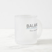 Evenwicht Boven Alles – Minimale Witte Typografie Matglas Koffiemok (Voorkant rechts)