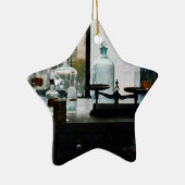 Evenwicht en flessen in scheikundig lab keramisch ornament (Rechts)